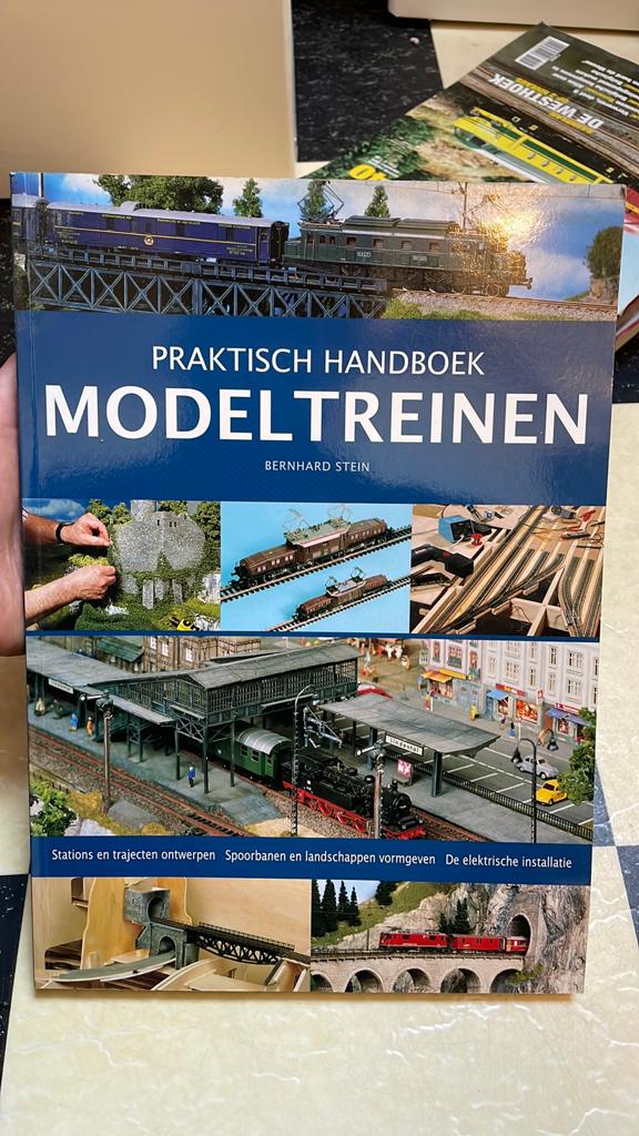 Modeltreinen praktsich handboek. 109043815233, Ophalen of Verzenden, Zo goed als nieuw