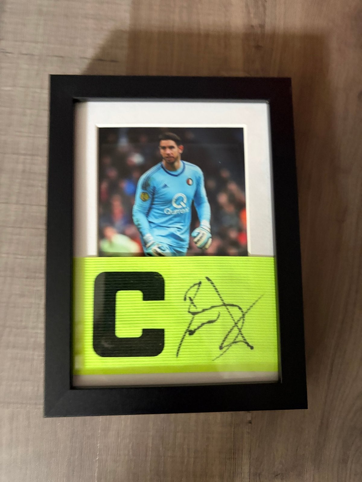 Gesigneerde aanvoerdersband Brad Jones (ingelijst), Verzamelen, Ophalen of Verzenden, Zo goed als nieuw, Feyenoord, Overige typen