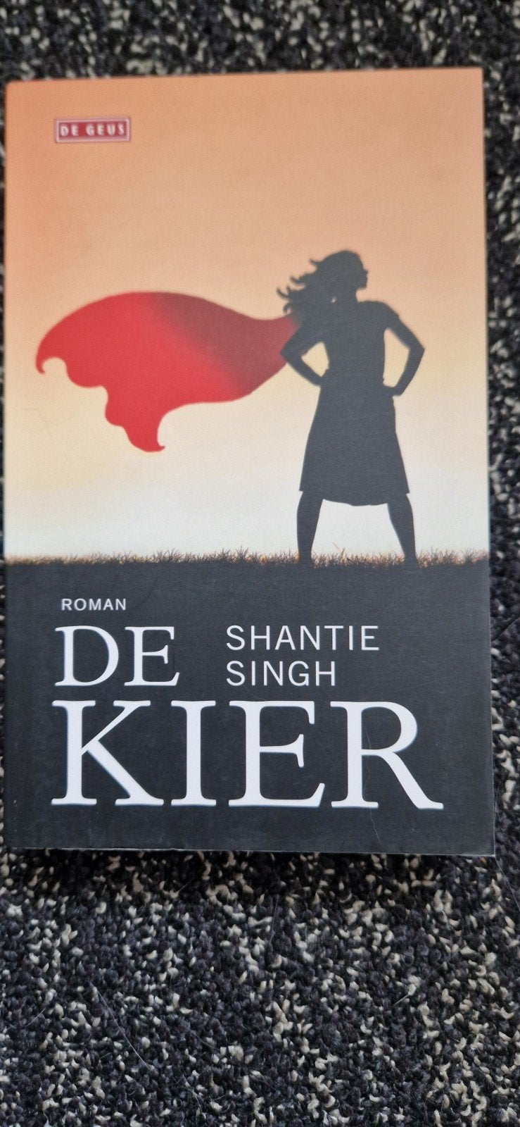 De Kier - Shantie Singh (Roman), Ophalen of Verzenden, Zo goed als nieuw, Shantie Singh, Nederland