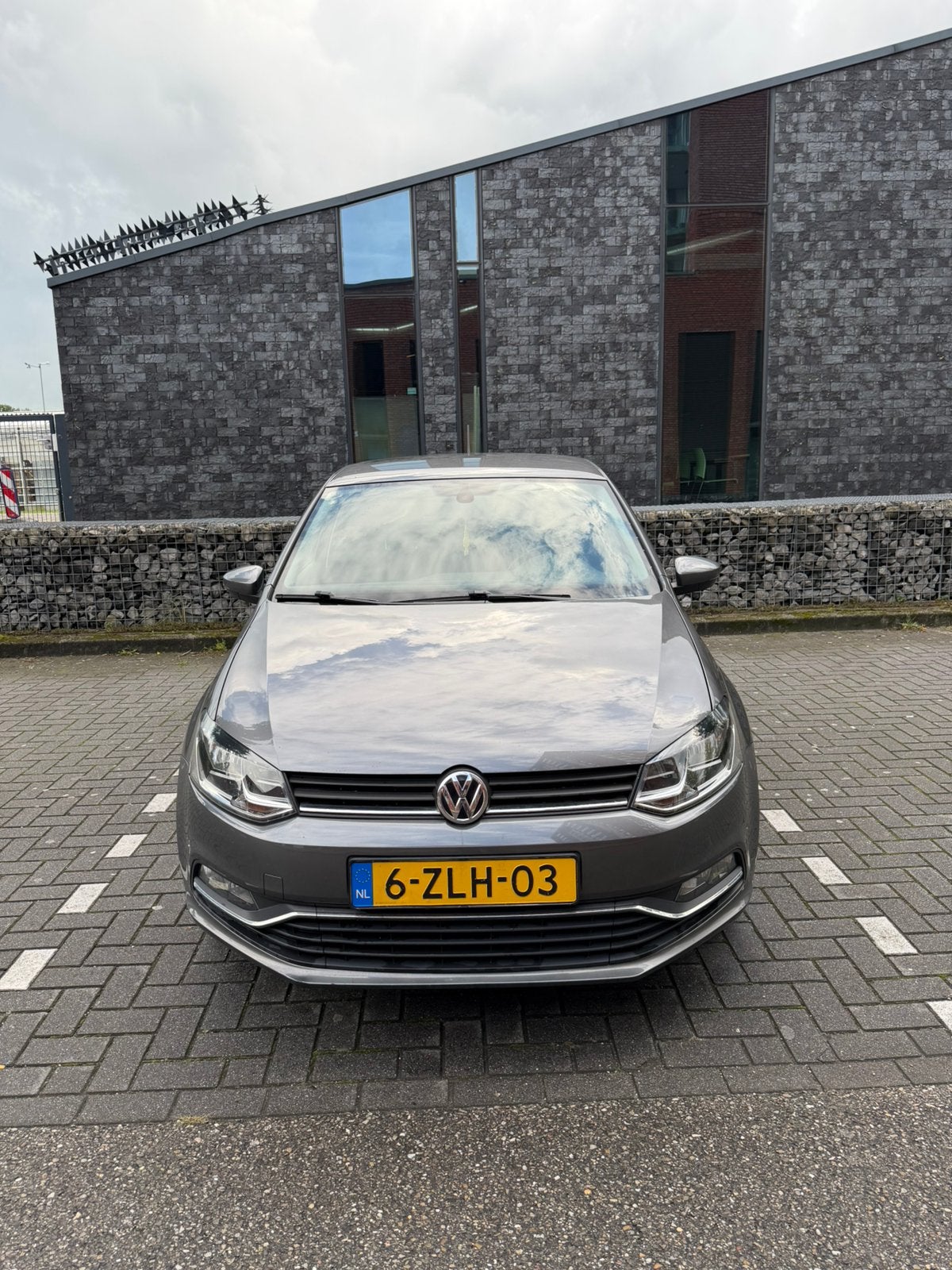 Volkswagen Polo 1.2 TSI 66KW 2015 Grijs, Auto's, 40 €/maand, 4 cilinders, Origineel Nederlands, Handgeschakeld