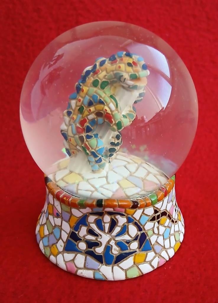 Sneeuwbol. Barcino. Lizard van Antoni Gaudi., Ophalen of Verzenden