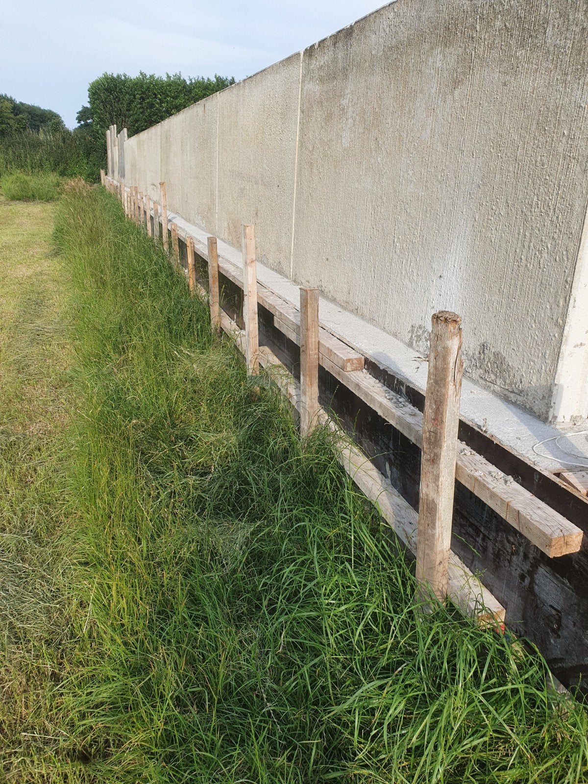 Gezocht: betonnen keerwand, L-element, hoogte 1,5m lengte 8m, Ophalen, Gebruikt
