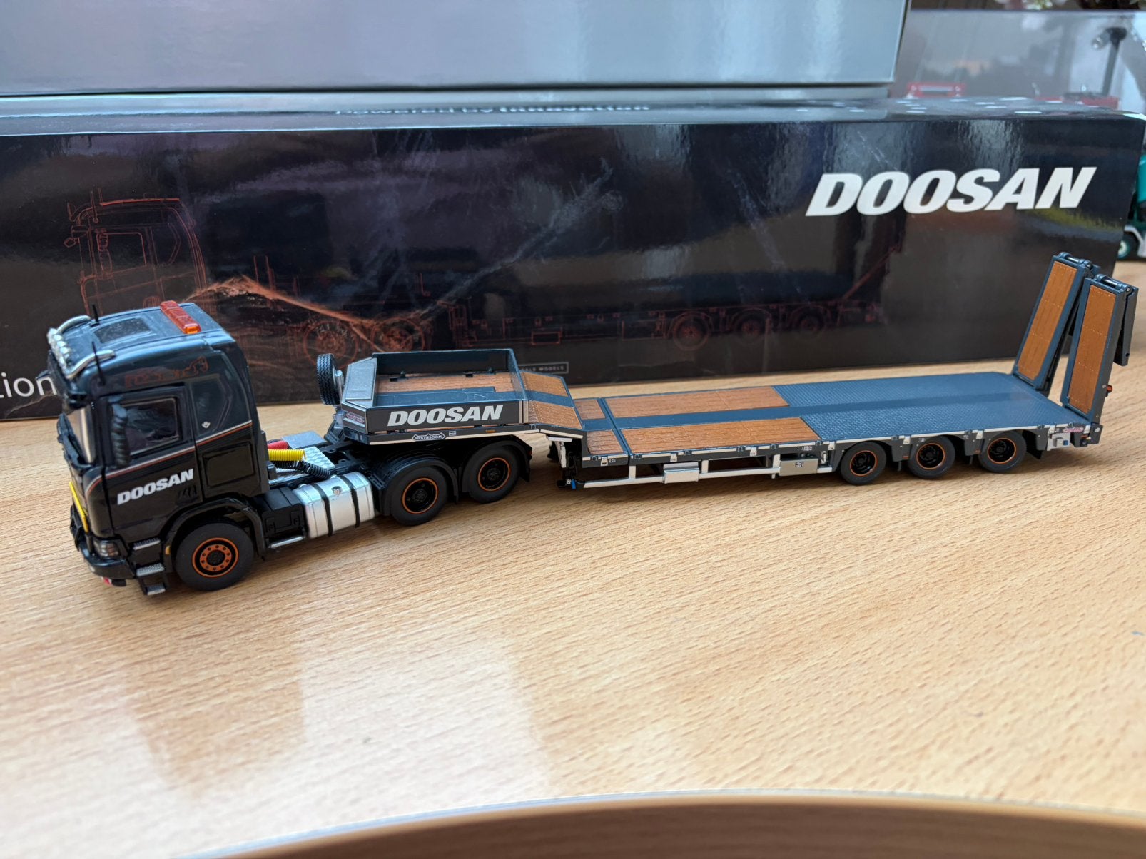 IMC SCANIA XT R 6x4DOOSAN NOOTEBOOM LOW LOADER, Ophalen of Verzenden, Zo goed als nieuw, Bus of Vrachtwagen, Overige merken