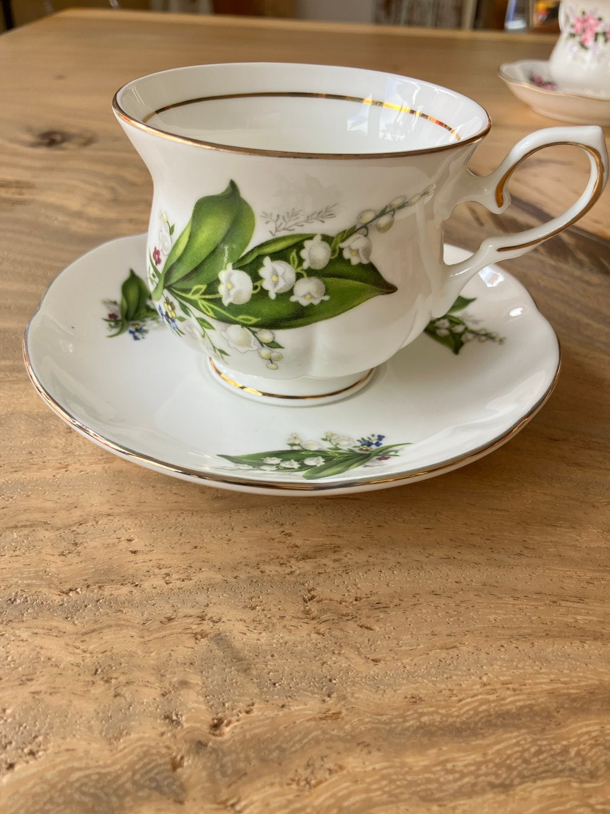 Fijne Bone China kop en schotel - Lelietje-van-dalen, Antiek en Kunst, Ophalen