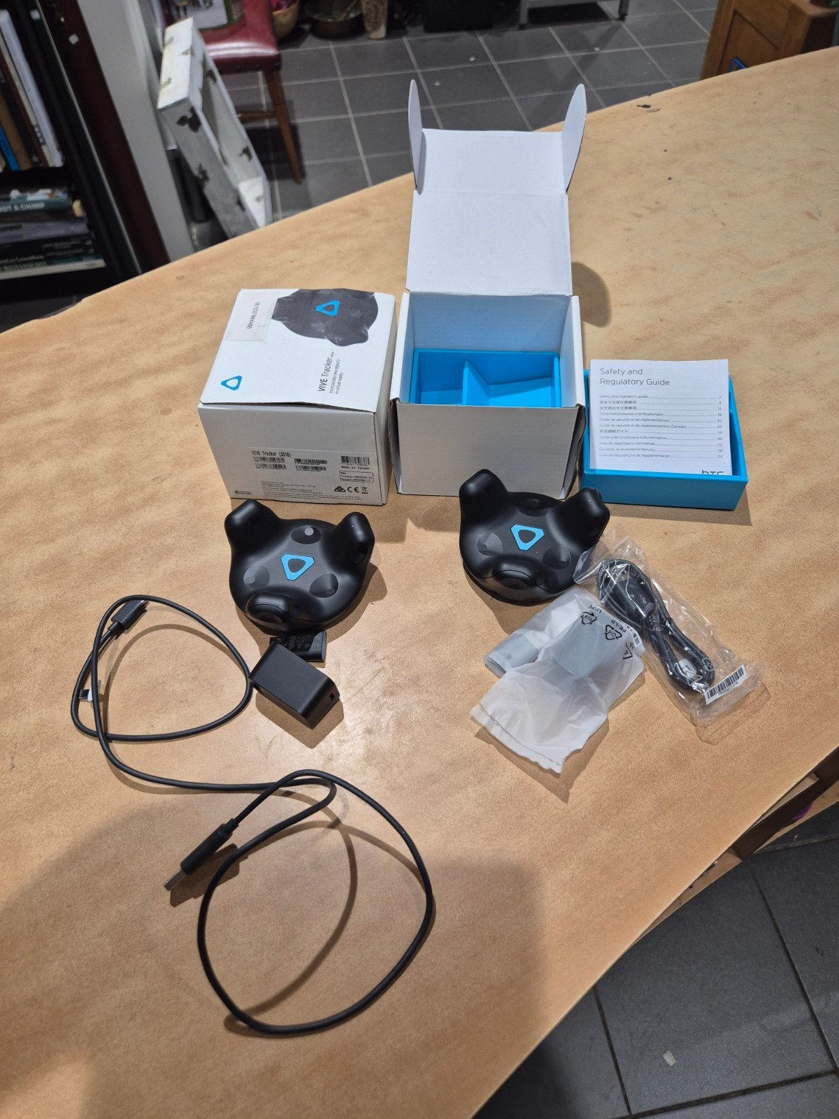 2 stuks Vive 2.0 HTC tracker met dongel nieuw in doos, Ophalen, Pc, Overige typen, Onbekend