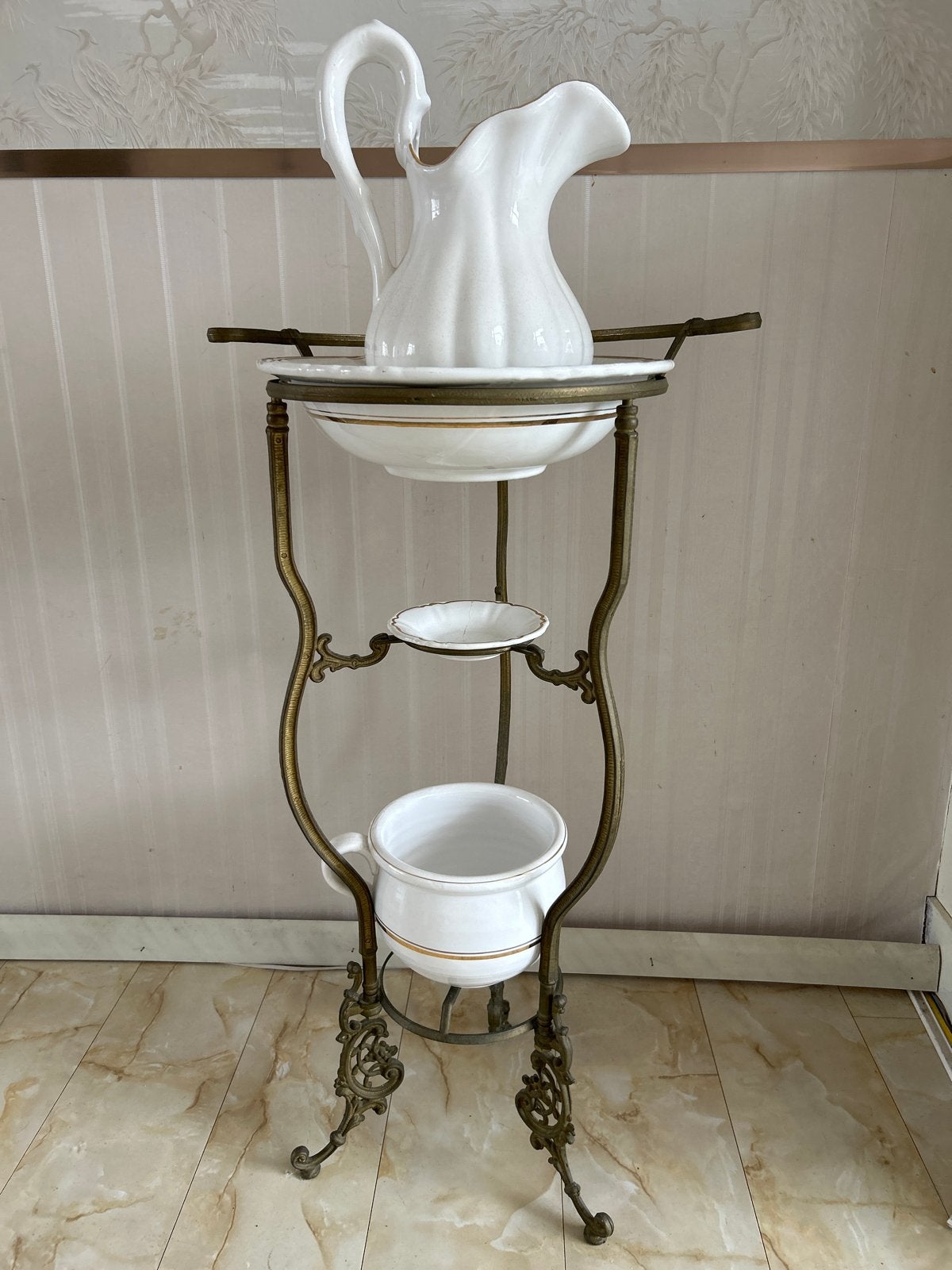 Antieke wastafelset met bronzen standaard, Ophalen