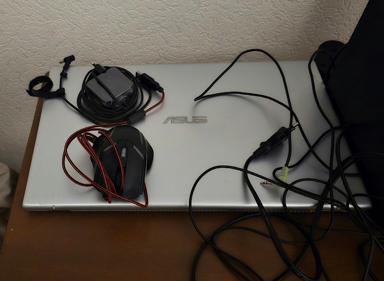 ASUS Vivobook 17 met Logitech speakers en gaming muis, Computers en Software, Ophalen, Gebruikt, Met videokaart, 2 tot 3 Ghz