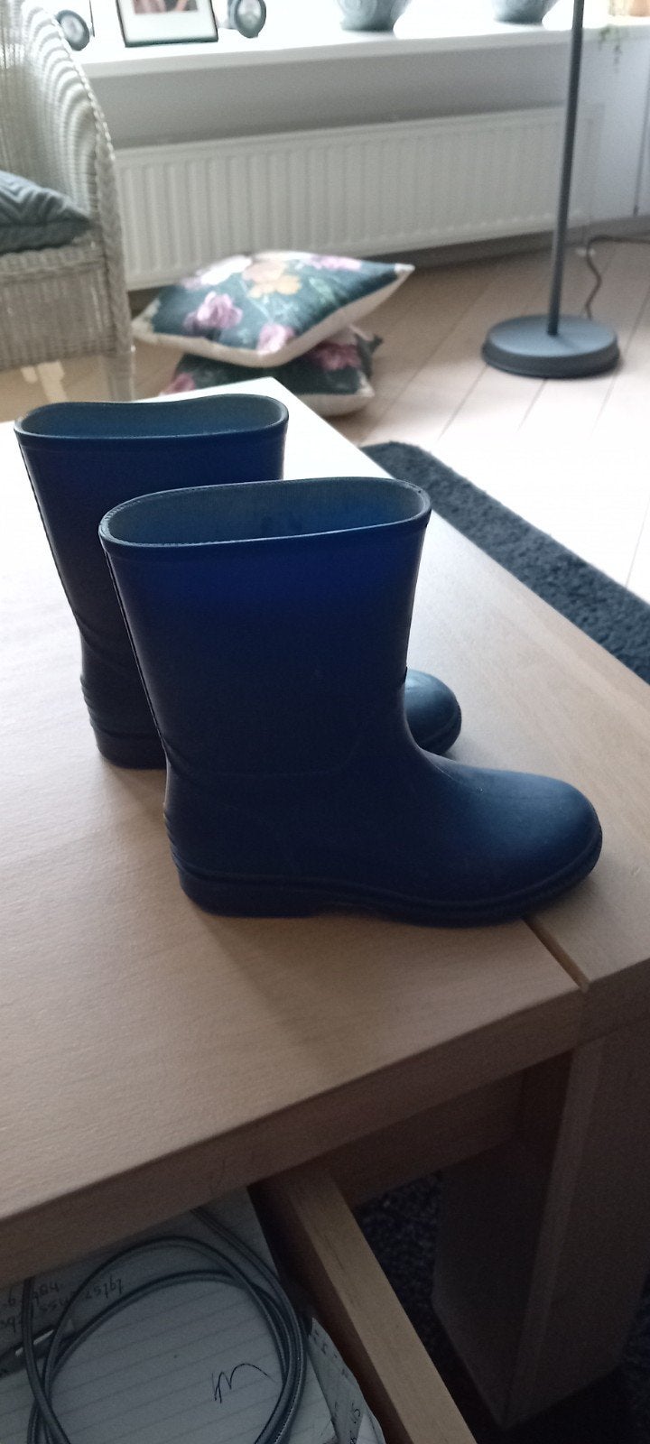 Kinder regenlaarzen en warme pantoffels - weinig gebruikt, Ophalen, Gebruikt, Diverse, Jongen of Meisje