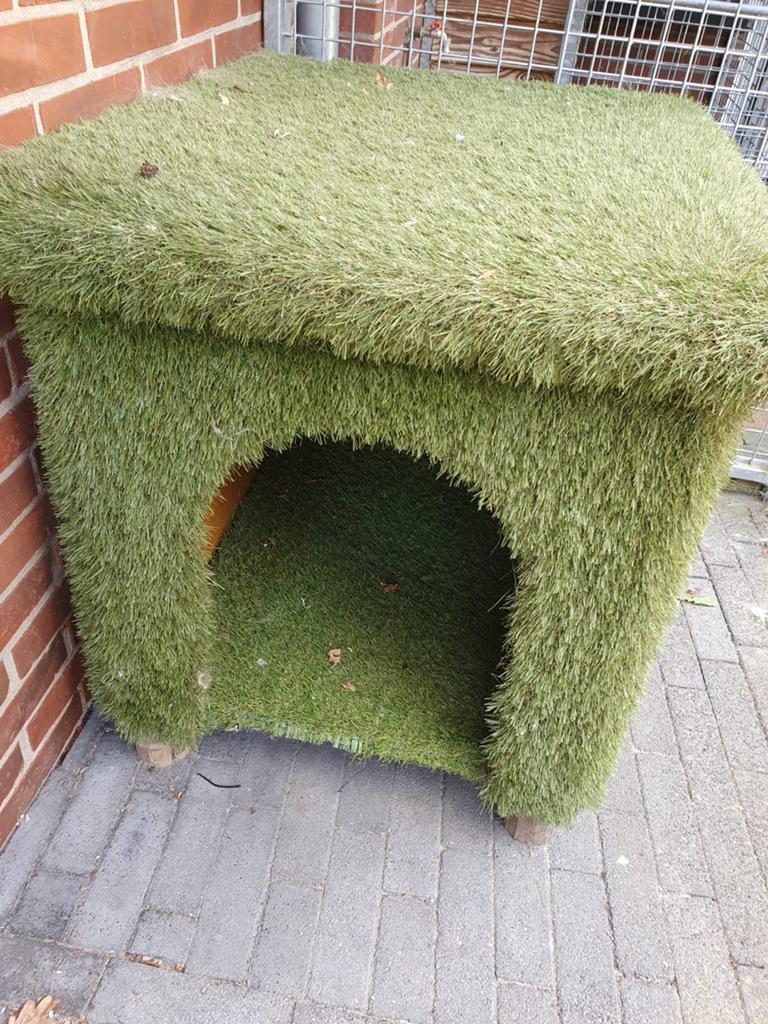 Honden of kattenhokje met kunstgras, Dieren en Toebehoren, Ophalen, Gebruikt, 110 cm of meer