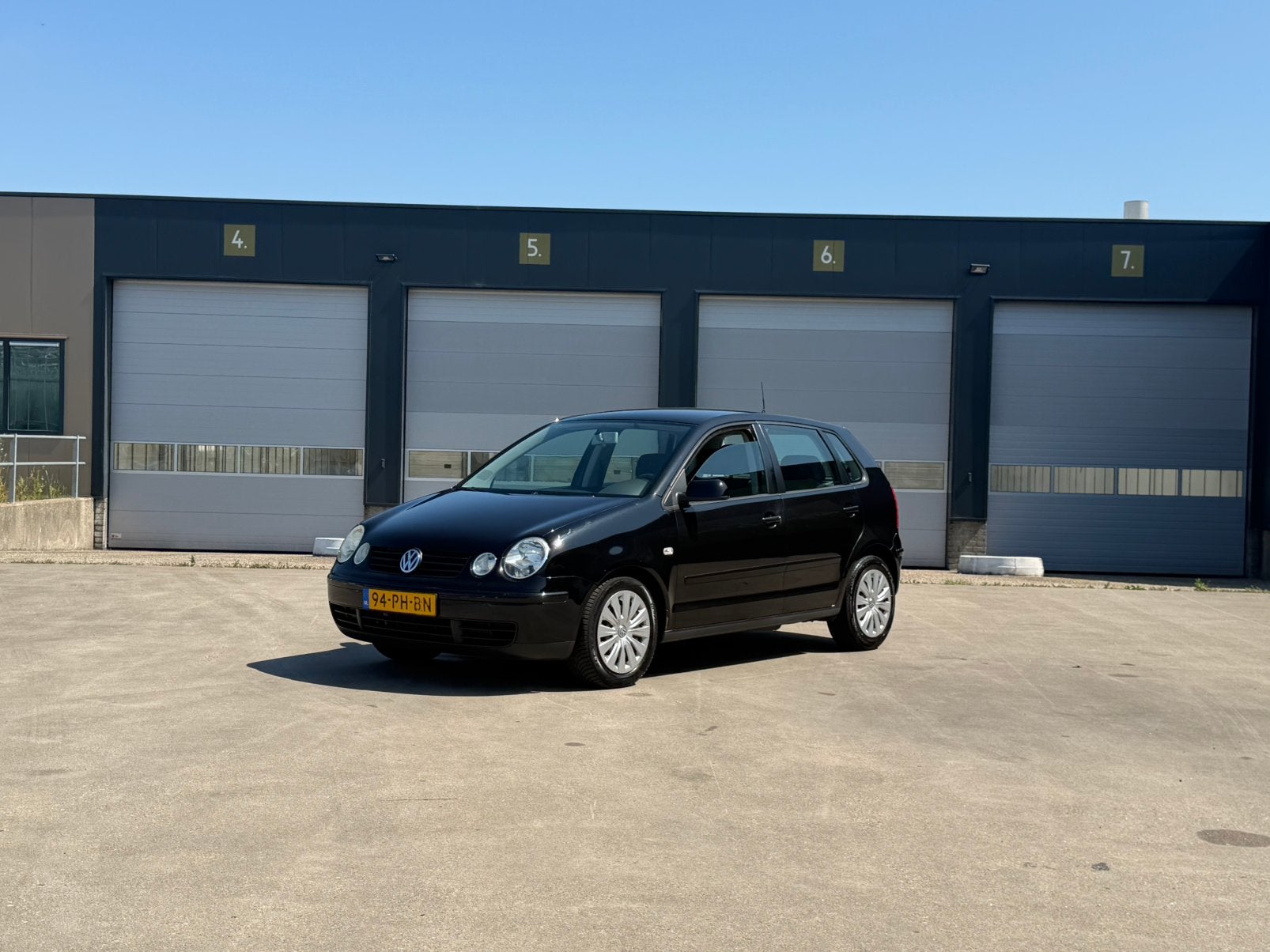 Volkswagen Polo 1.4 63KW FSI 2004 Zwart, Auto's, Voorwielaandrijving, 40 €/maand, 4 cilinders, Zwart