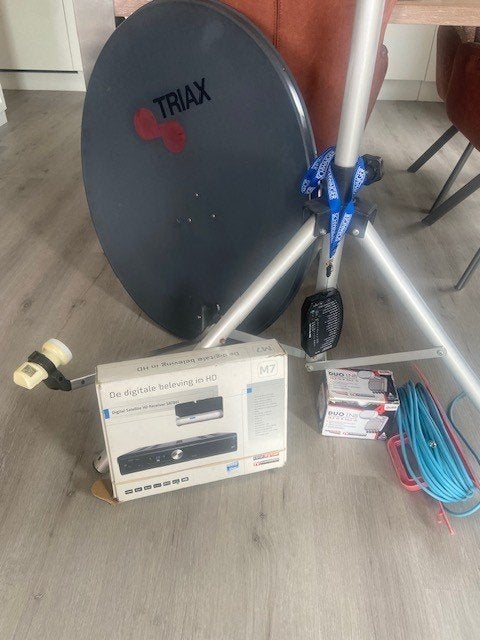 Triax Satellietschotel 80 cm met toebehoren, Ophalen, Gebruikt, (Schotel)antenne-accessoires, Philips