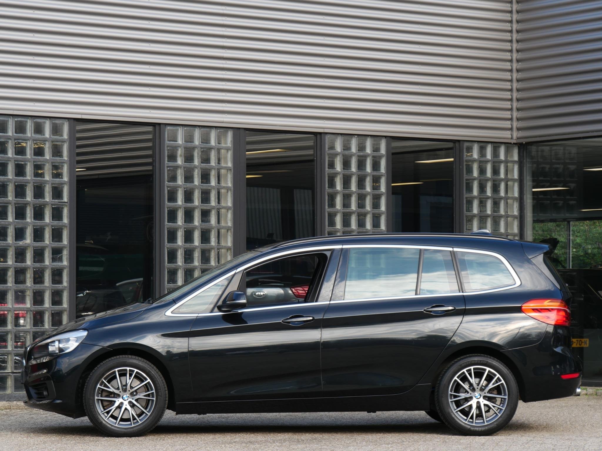 BMW 2-Serie GRAN TOURER 220i 192PK/ 7-PERSOONS/ LEER/ TREKHA, Auto's, 1998 cc, Gebruikt, 2-Serie Gran Tourer, 7 stoelen