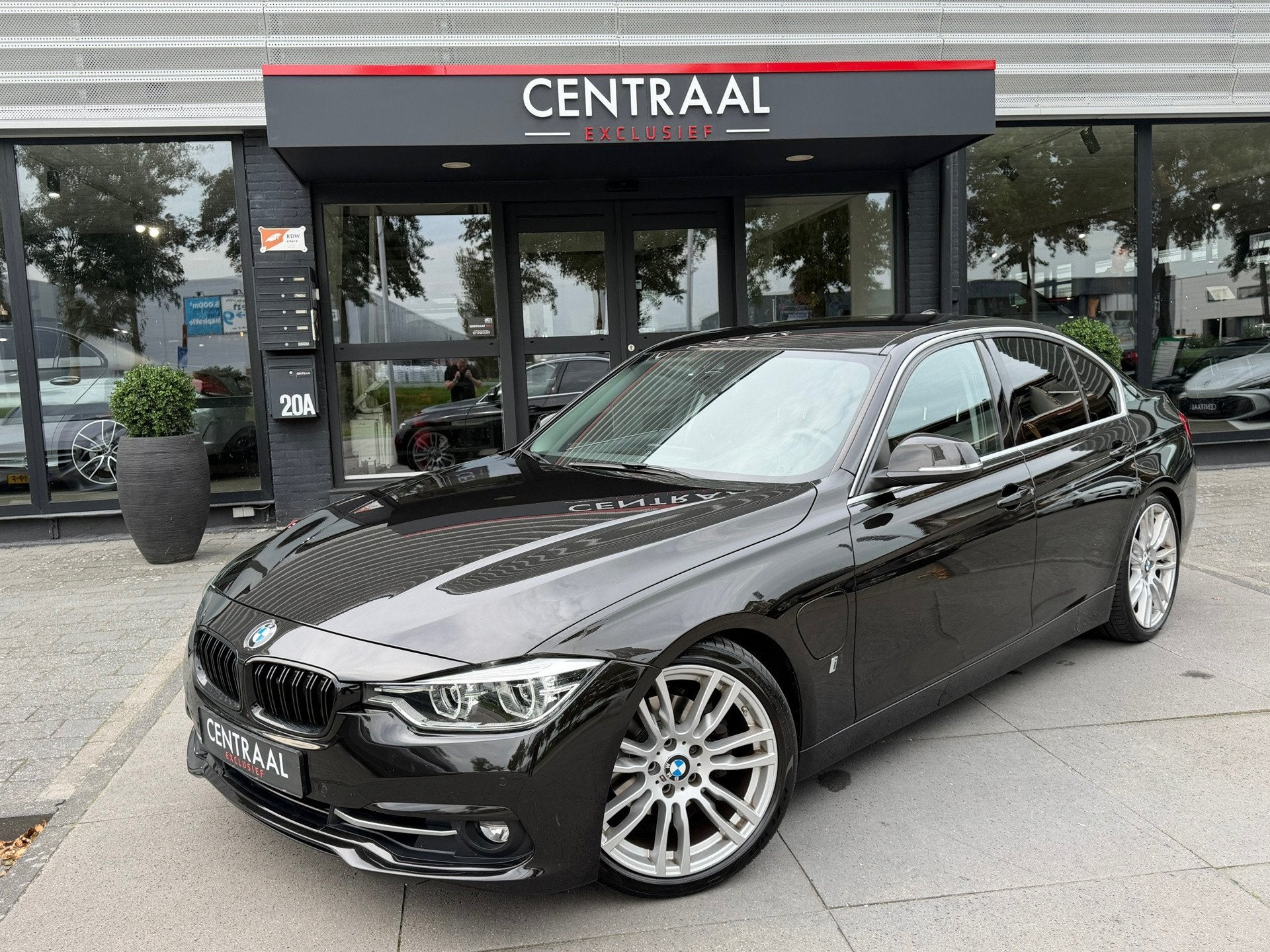 BMW 3-serie 330e High Exe Leder|Navi|252PK|PDC|HUD, Automaat, 1998 cc, Achterwielaandrijving, Gebruikt