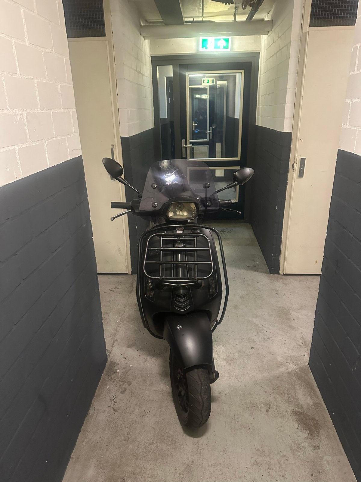 Foto 3 van Matzwarte Vespa LXV Scooter - Zo goed als nieuw