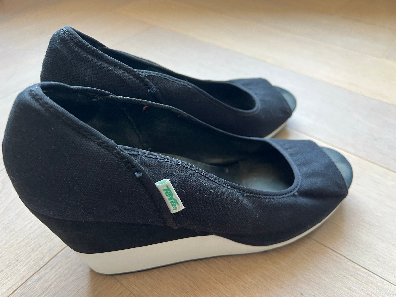 Teva canvas sleehakken maat 42, Ophalen of Verzenden, Zo goed als nieuw, Instappers, Zwart