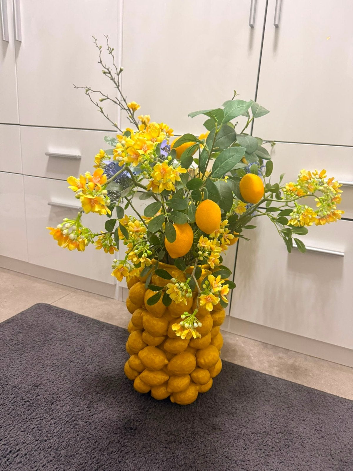 citroenvaas met kunstbloemen, Huis en Inrichting, Ophalen, Zo goed als nieuw, Geel