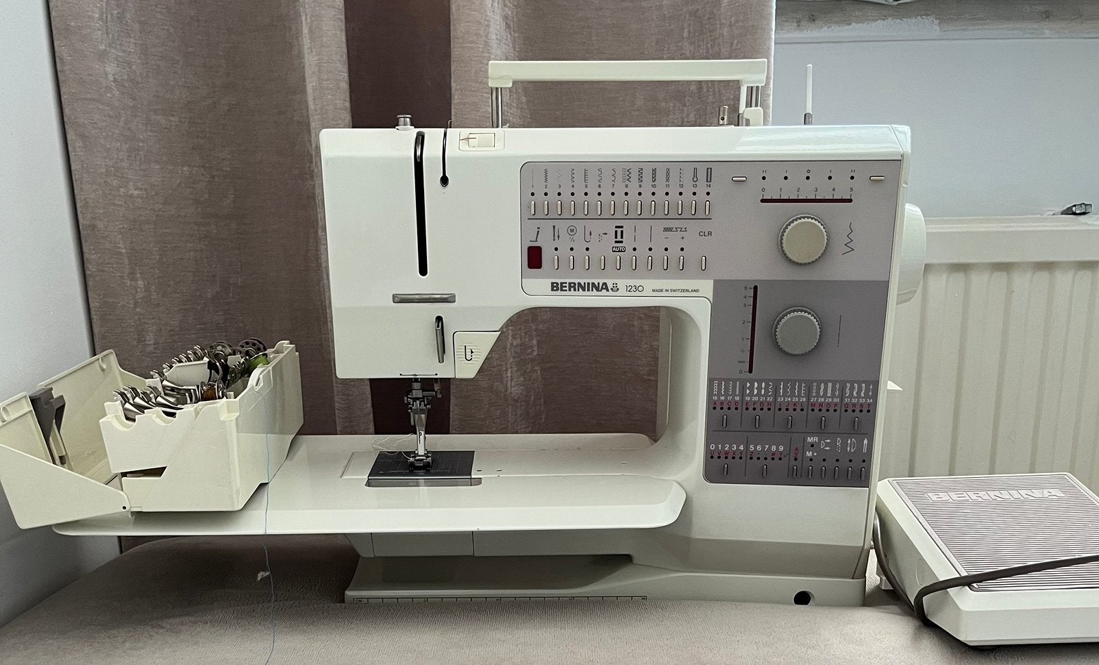Naaimachine Bernina 1230, Hobby en Vrije tijd, Naaimachines en Toebehoren, Ophalen of Verzenden, Zo goed als nieuw, Naaimachine
