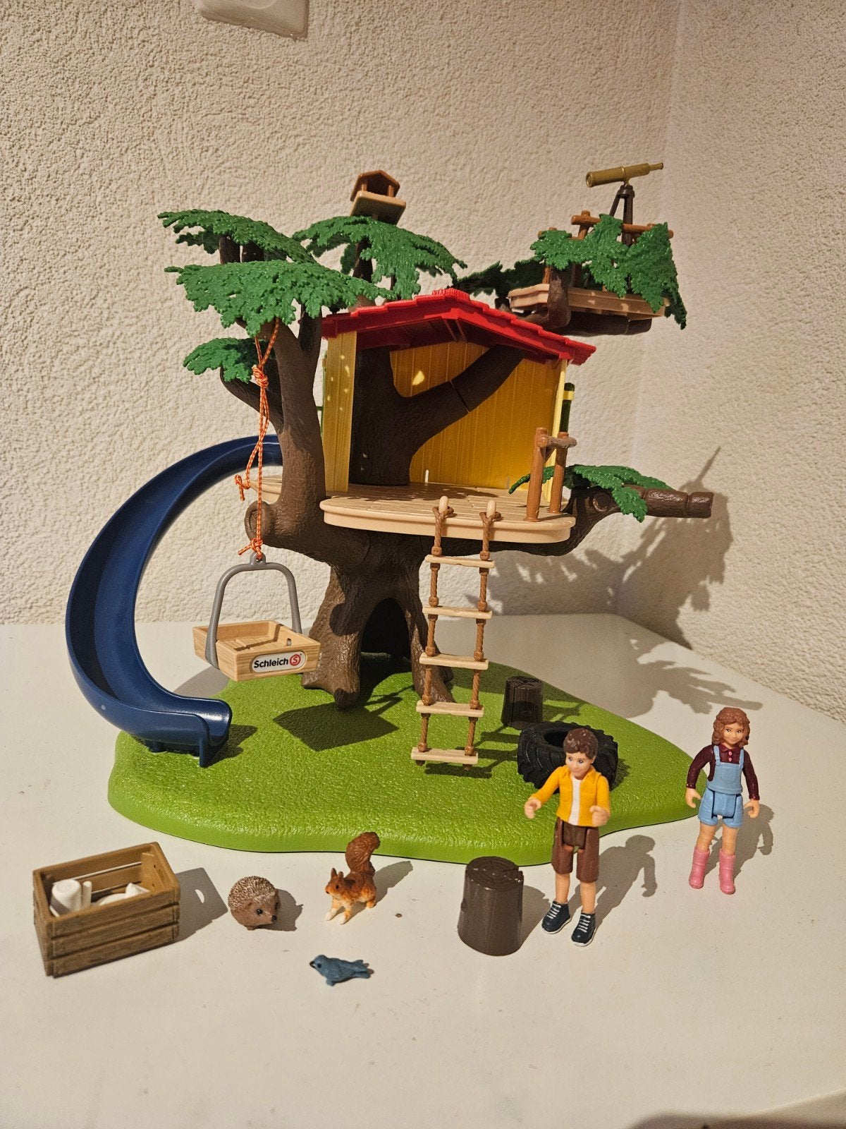 Schleich Boomhuis met figuren en accessoires, Ophalen of Verzenden, Zo goed als nieuw, Jongen of Meisje
