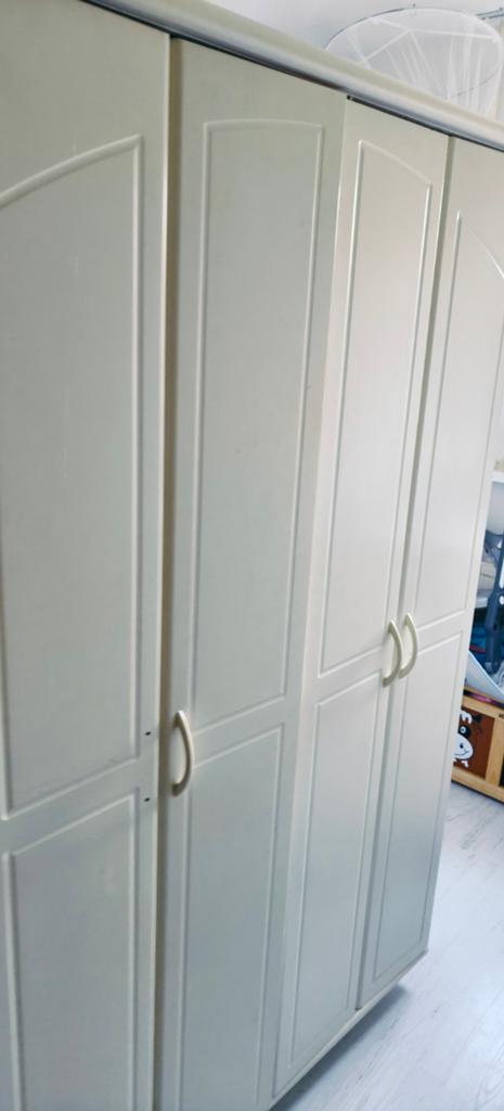 Gratis kinder/baby kast kan veel in zelf ophalen, Kinderen en Baby's, Kinderkamer | Commodes en Kasten, Ophalen, Gebruikt, 50 tot 70 cm