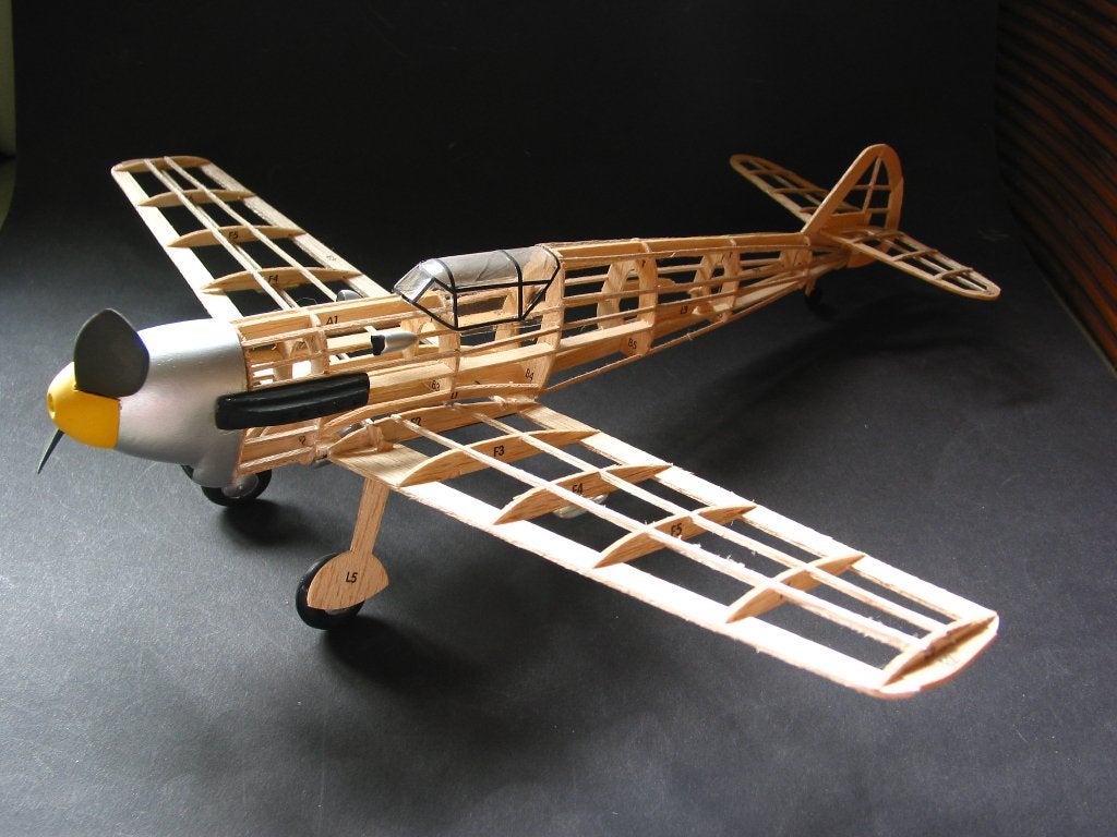 ME 109 , airframe  in balsahout spanwijdte 40 cm, Overige merken, Ophalen of Verzenden, Zo goed als nieuw, Groter dan 1:72