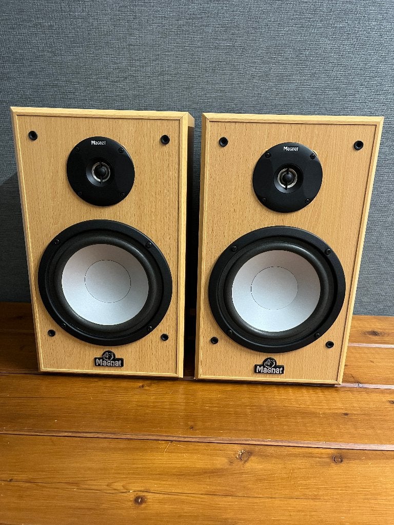 Goedkope set Magnat 144 402B luidsprekers / boxen .