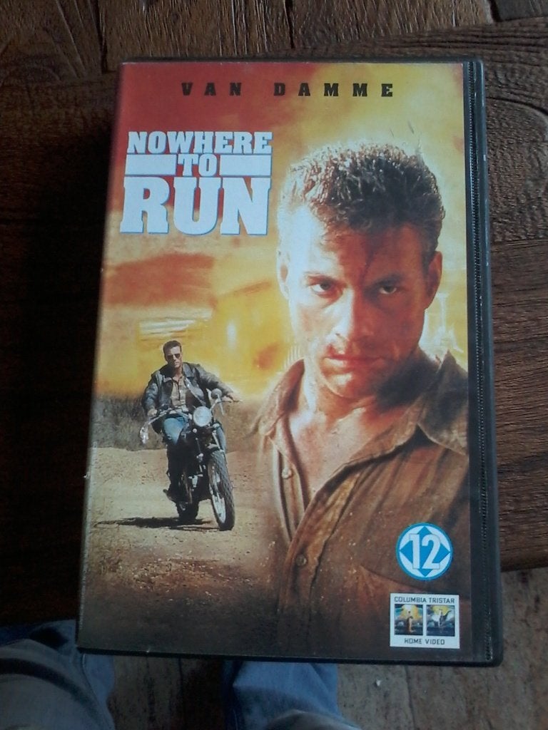 VHS Video Film Nowhere to run ( Jola ), Nederlands ondertiteld, Engels, Verzenden, Zo goed als nieuw