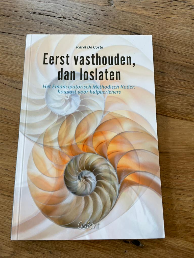 Karel de Corte - Eerst vasthouden, dan loslaten, Boeken, Sociale wetenschap, Ophalen of Verzenden, Zo goed als nieuw, Karel de Corte