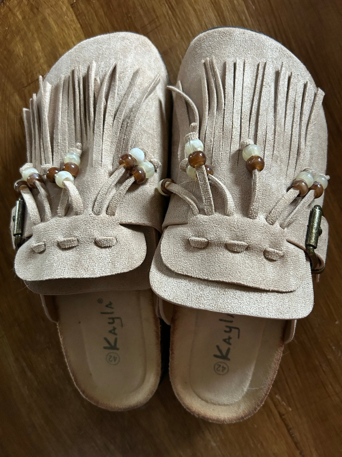 Kayla Slippers met franjes en kralen - Maat 42, Kleding | Dames, Ophalen, Nieuw, Beige, Slippers