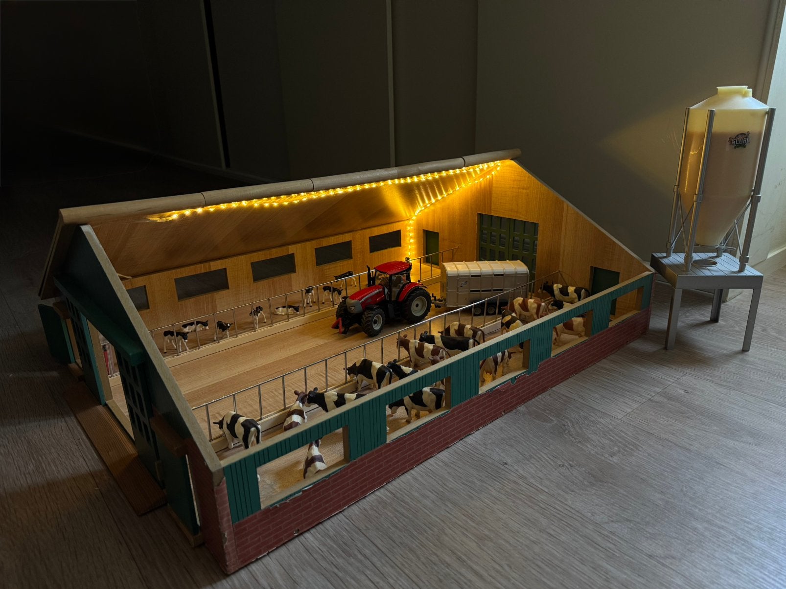 Kids Globe Loopstal hout met middenpad 1:32 + (graan-)silo, Kinderen en Baby's, Speelgoed | Overig, Gebruikt, Jongen of Meisje