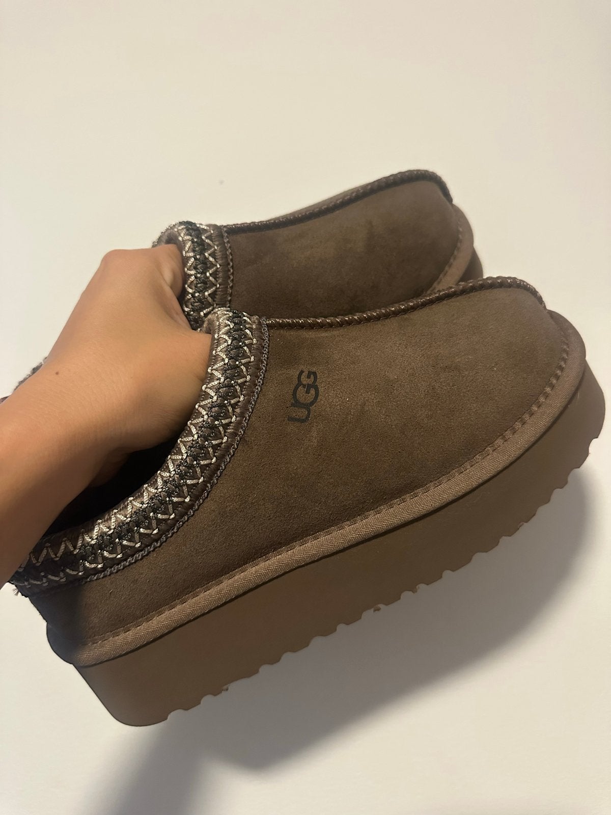 UGG Tasmans - Bruine pantoffels/sloffen, Bruin, Nieuw, Ophalen of Verzenden, Pantoffels of Sloffen