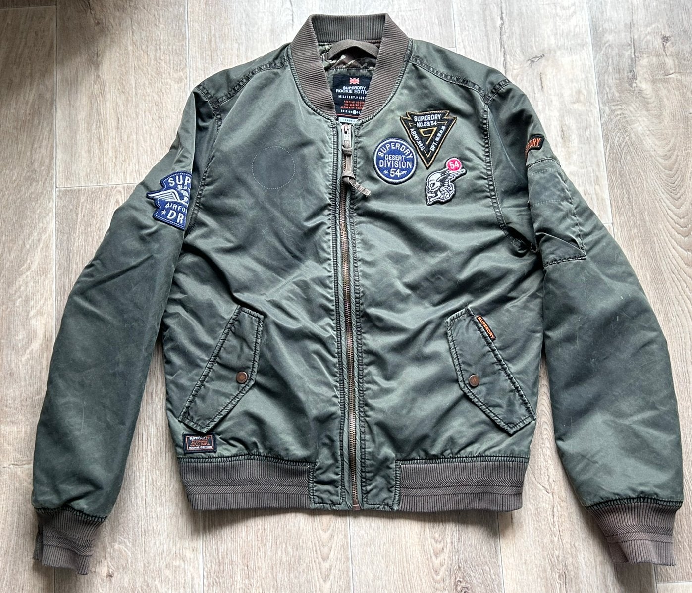 Superdry Bomberjack - Millitary  - Rookie Edition- Maat L, Ophalen of Verzenden, Gedragen, Maat 52/54 (L), Groen
