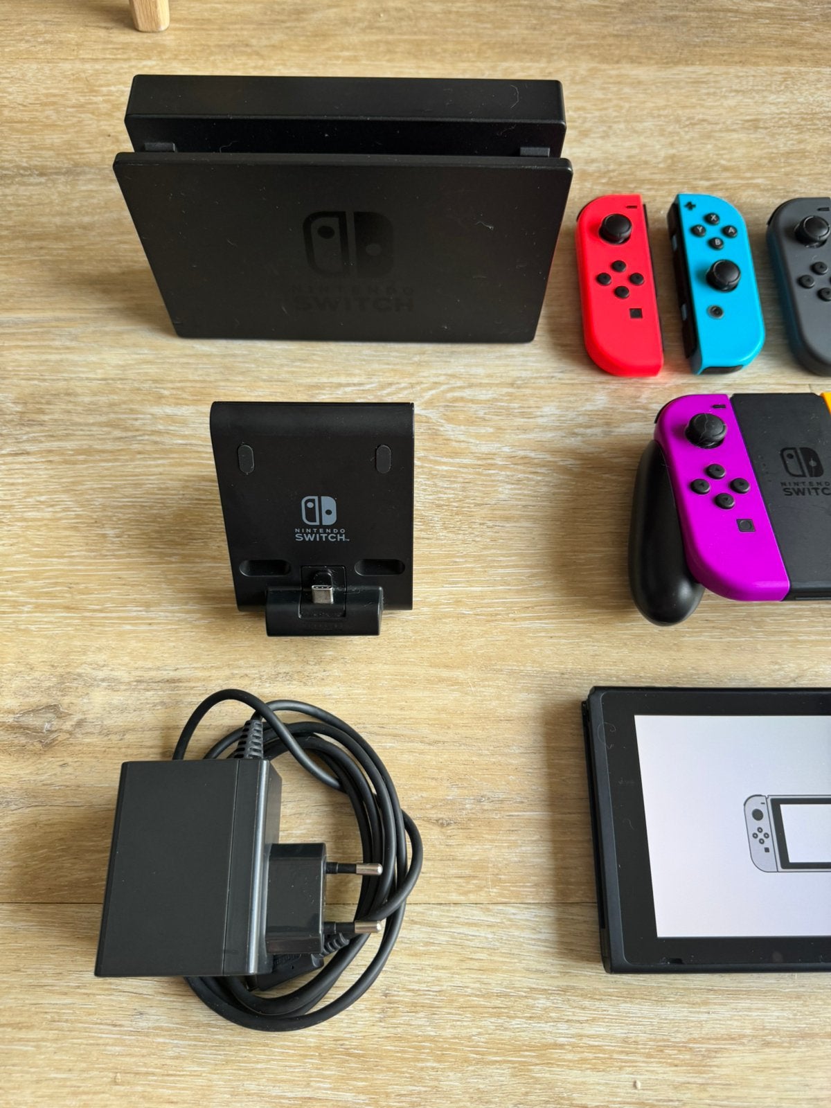 Foto 3 van Nintendo Switch compleet, 3 sets JoyCons, reishoes + extras