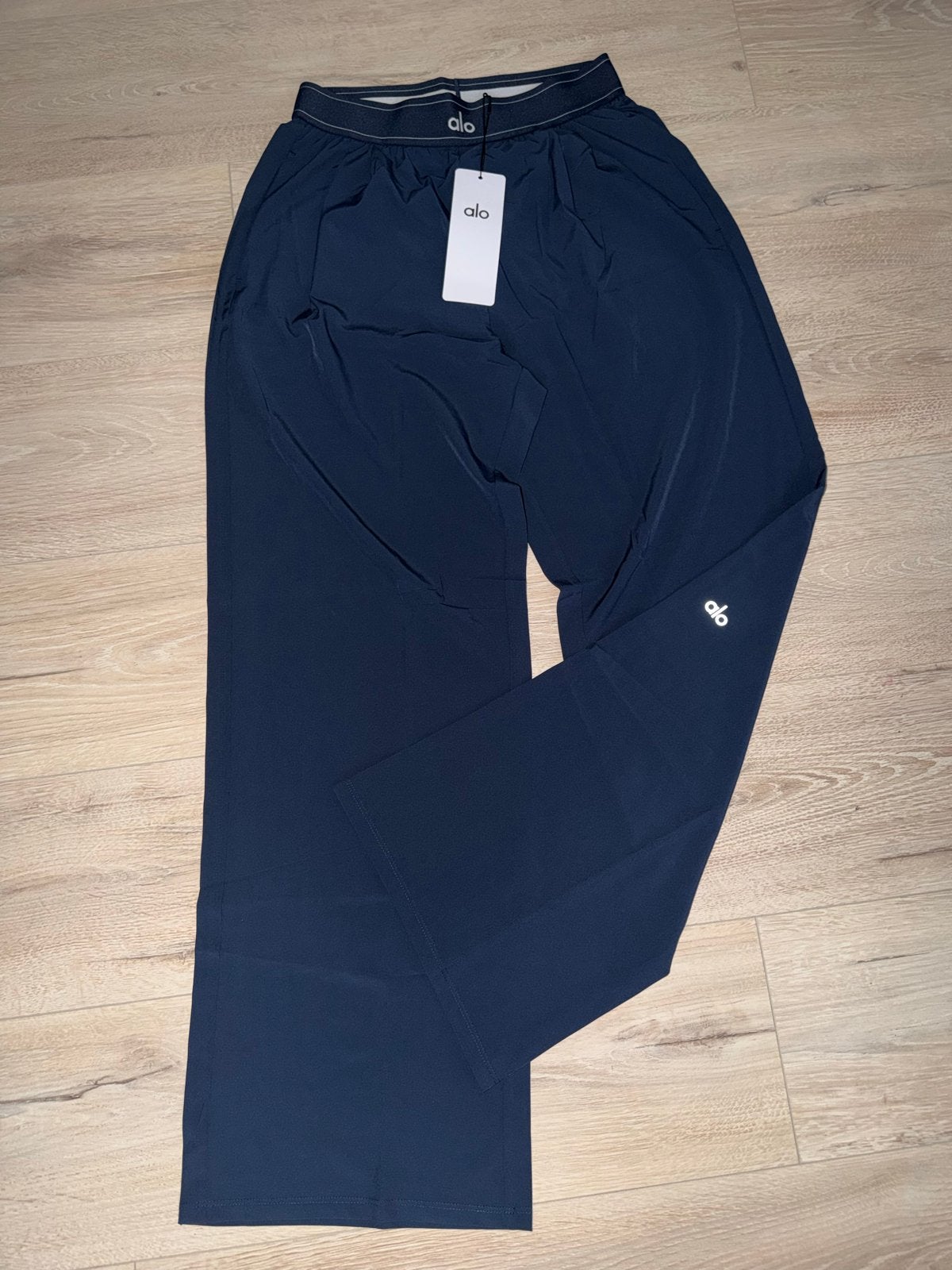 Alo Yoga donkerblauwe broek, nieuw met kaartjes, Maat 38/40 (M), Blauw, Nieuw, Ophalen of Verzenden