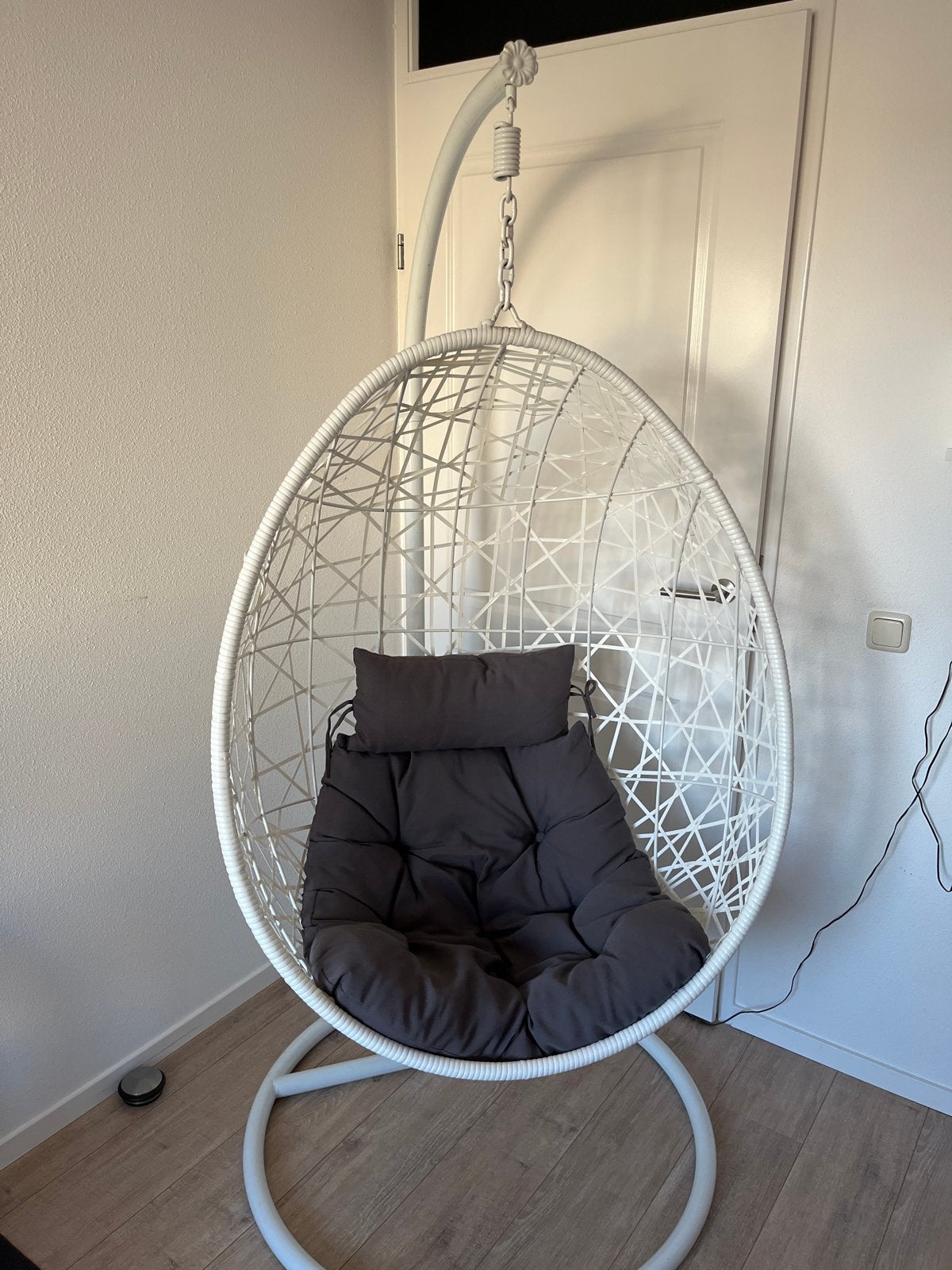 Witte hangstoel met donkergrijs kussen, Ophalen, Kunststof, Wit, Zo goed als nieuw