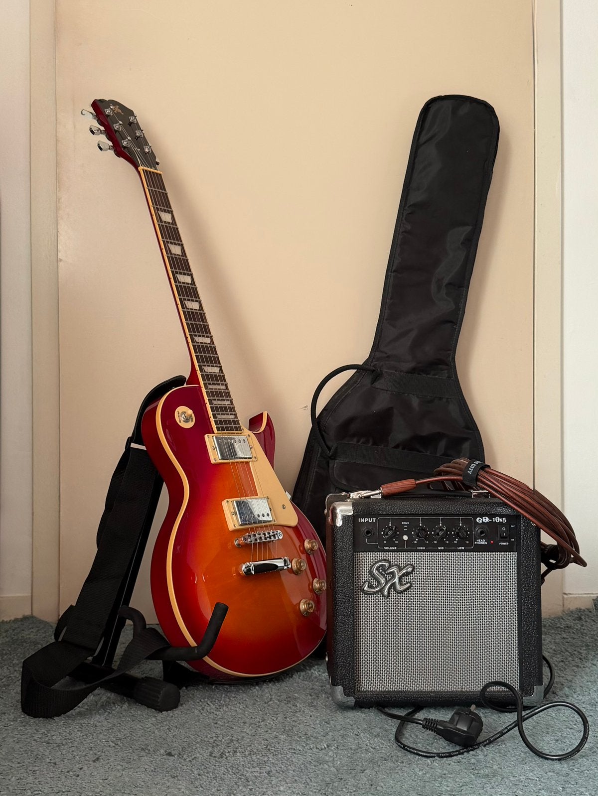 SET: SX Les Paul-stijl Cherry Sunburst + versterker, Met versterker, Zo goed als nieuw, Solid body, Ophalen
