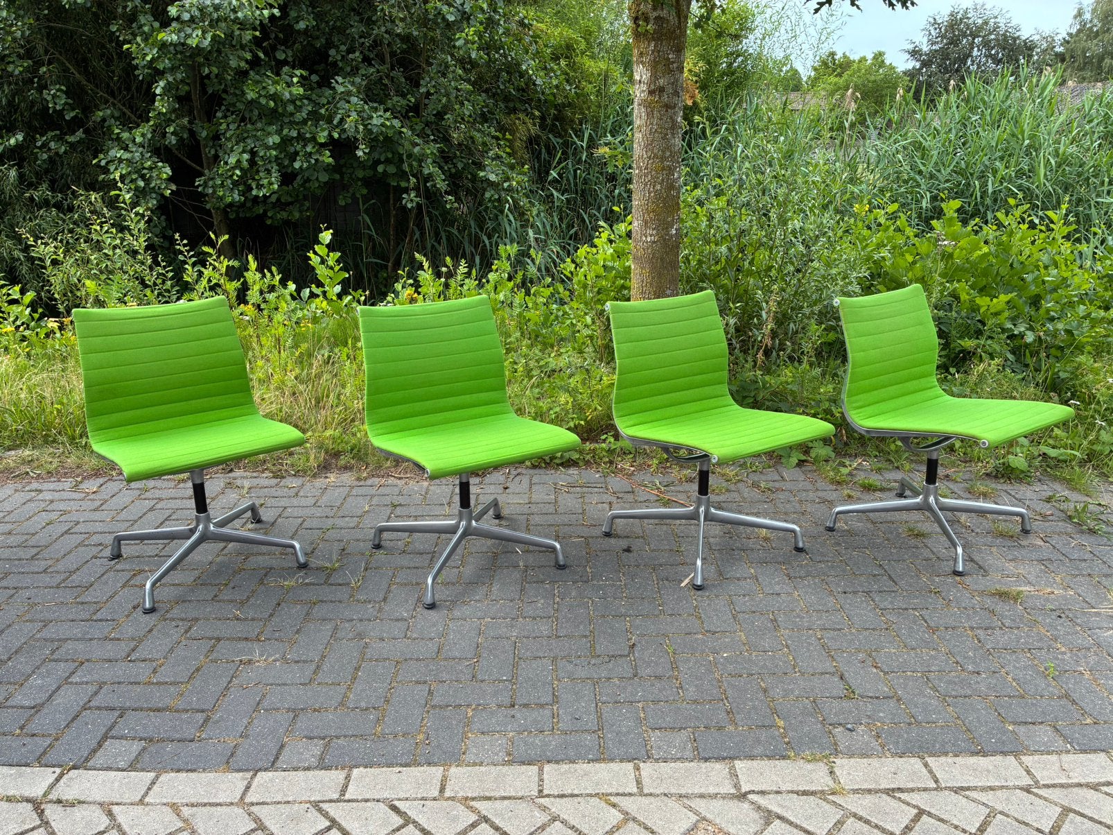 Eames EA105, Herman Miller, Huis en Inrichting, Stoelen, Overige kleuren, Overige materialen, Ophalen of Verzenden, Vier