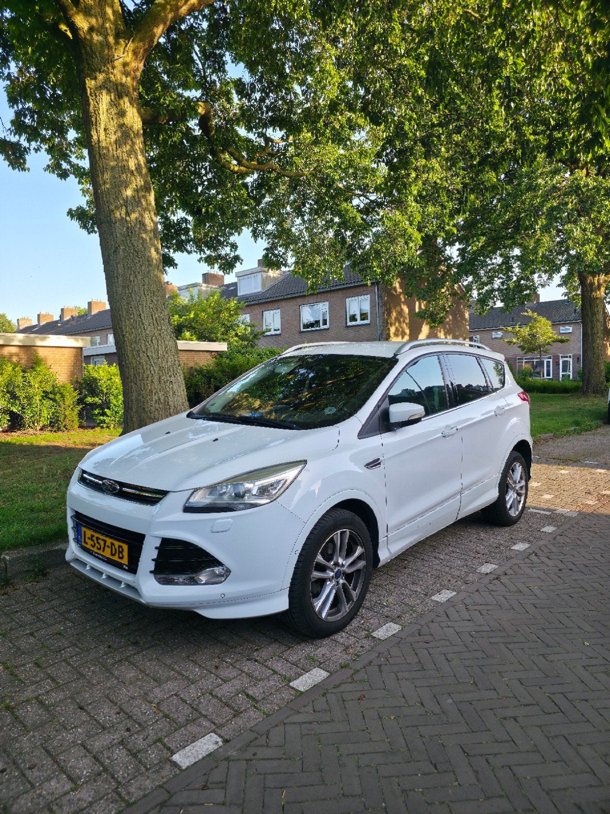 Ford Kuga 1.6T 186PK AWD Powershift 2014 Wit, Auto's, 1596 cc, Zwart, 4 cilinders, Leder en Stof