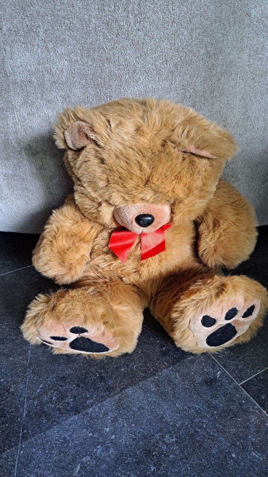 Grote knuffelbeer met rode strik - Zo goed als nieuw, Ophalen, Beer, Zo goed als nieuw, Met kleding of accessoire