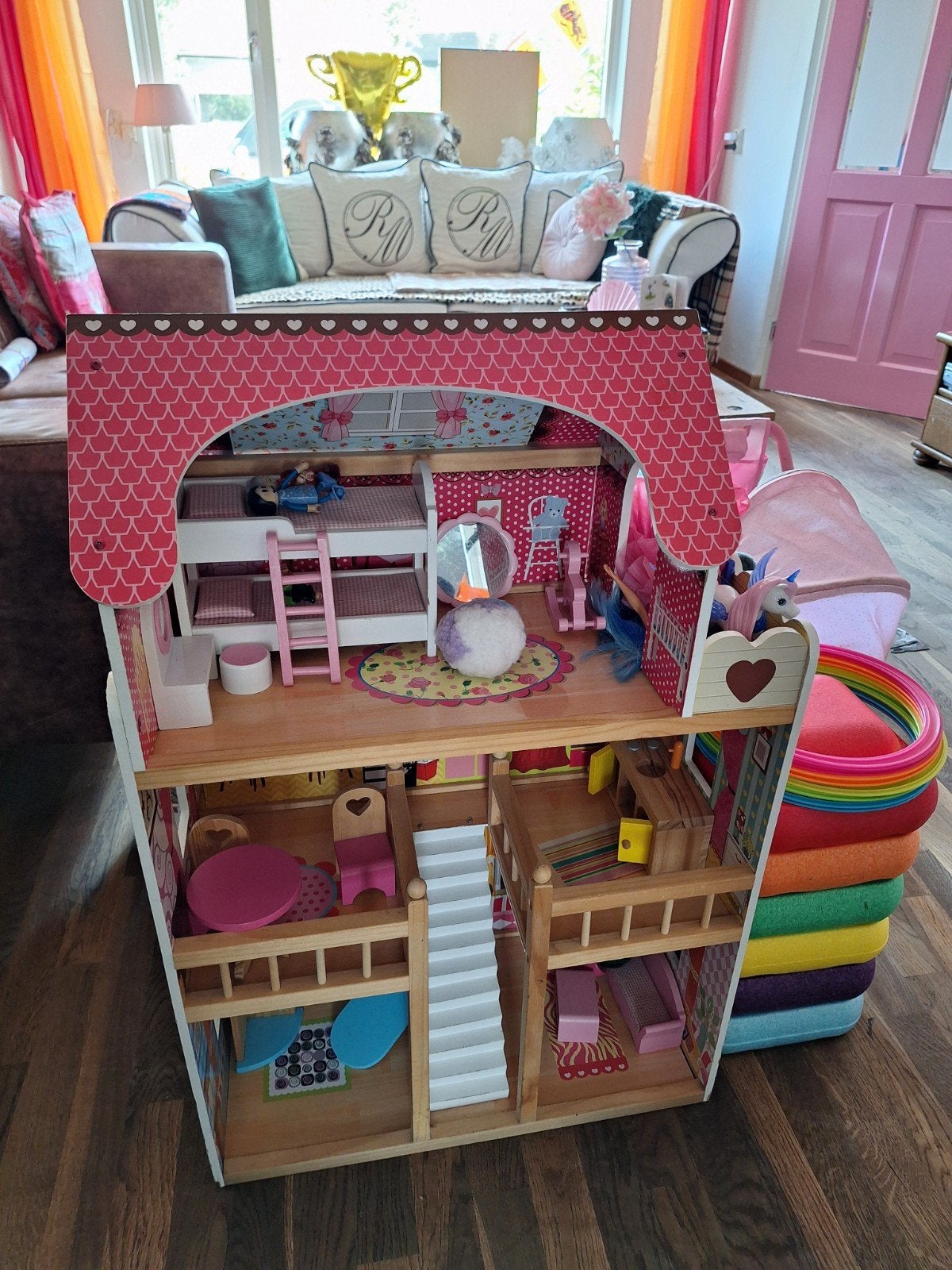 Groot en leuk poppenhuis, ideaal voor uren speelplezier!, Kinderen en Baby's, Speelgoed | Poppenhuizen, Ophalen, Gebruikt, Poppenhuis