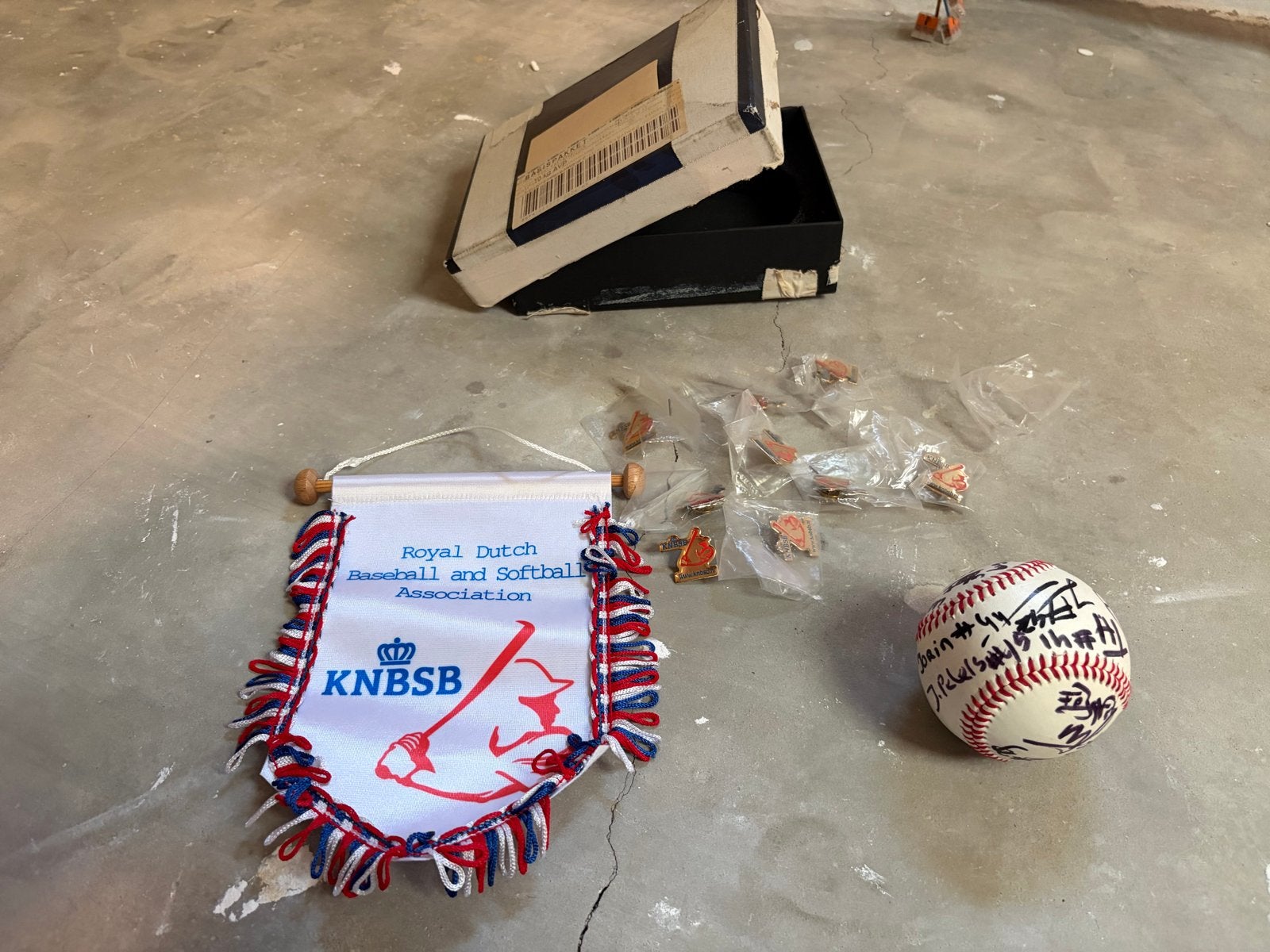 KNBSB Honkbal en Softbal Collectie: Vaantje, Bal & Pins, Ophalen of Verzenden, Gebruikt, Overige sporten, Overige typen