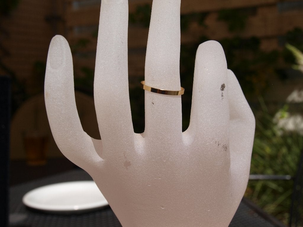 Eenvoudige goudkleurige  ring 2 mm breed, Overige materialen, Nieuw, Ophalen of Verzenden, Kleiner dan 17