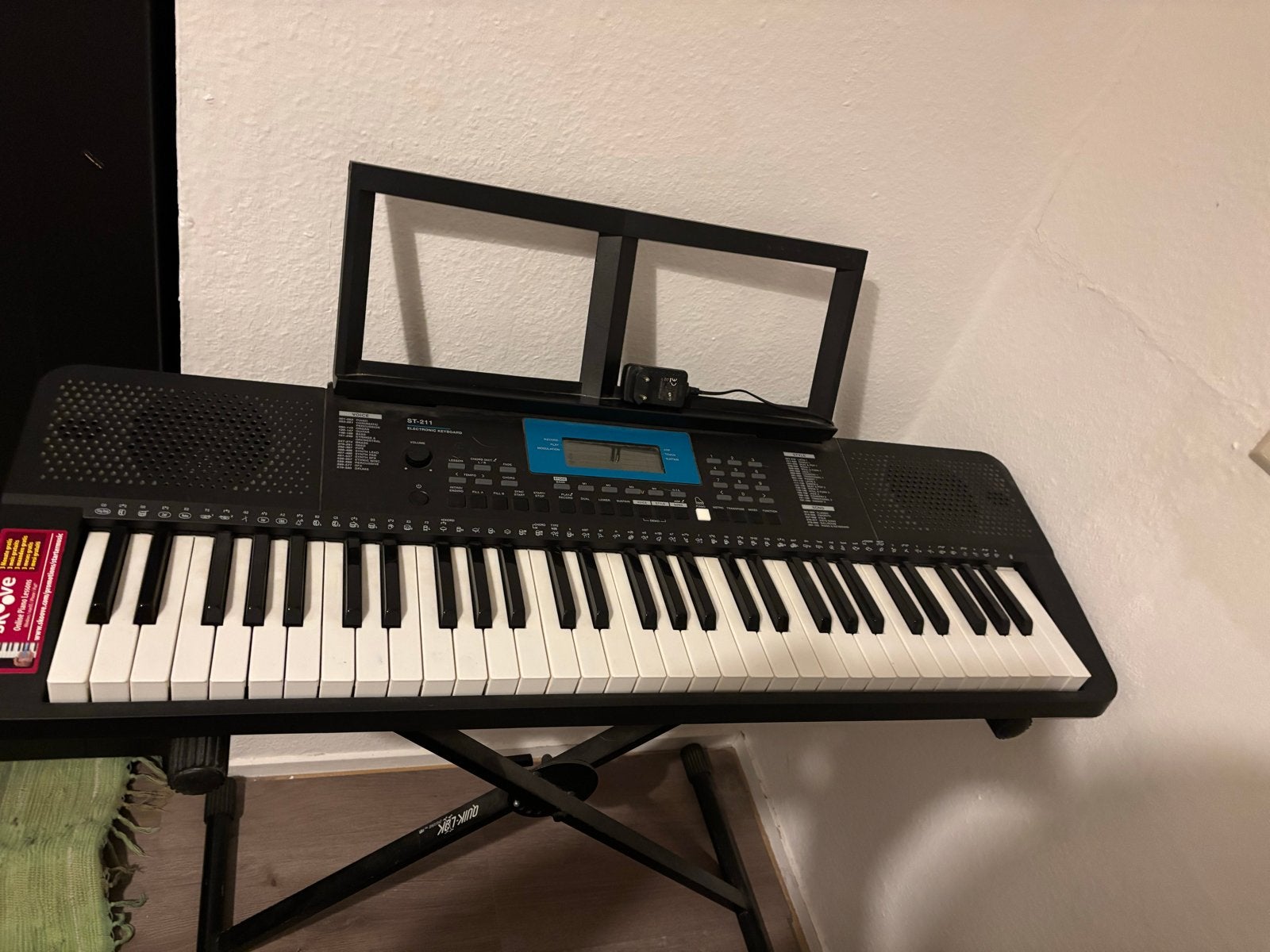 Perfect werkend keyboard met verstelbare standaard, Muziek en Instrumenten, Keyboards, 61 toetsen, Zo goed als nieuw, Met standaard