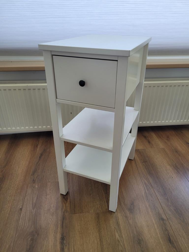Wit nachtkastje met lade en planken - IKEA, Huis en Inrichting, Ophalen, Minder dan 45 cm