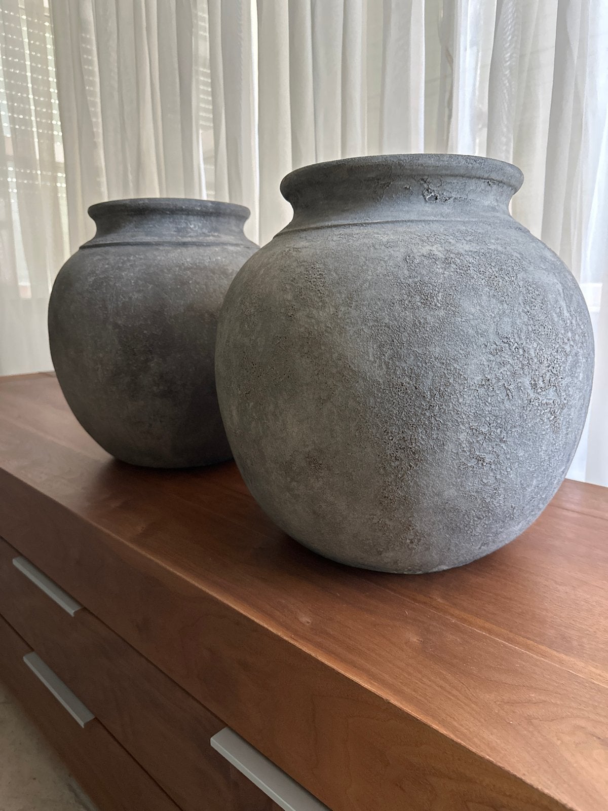 2 prachtige decoratieve stenen potten, betonlook 40 cm hoog, Antiek en Kunst, Antiek | Vazen, Ophalen