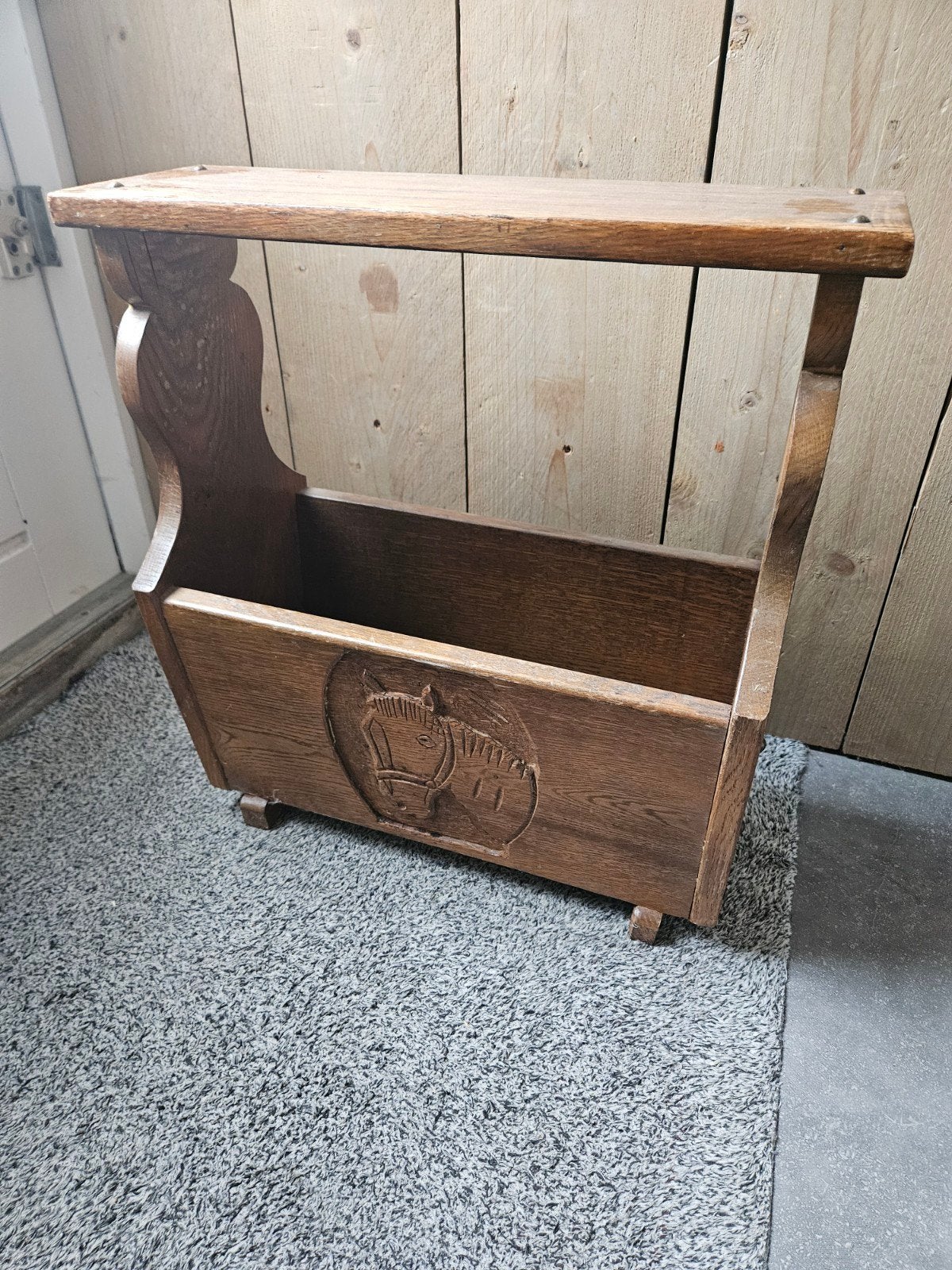 Krantenbak - met houtsnijwerk, Ophalen of Verzenden