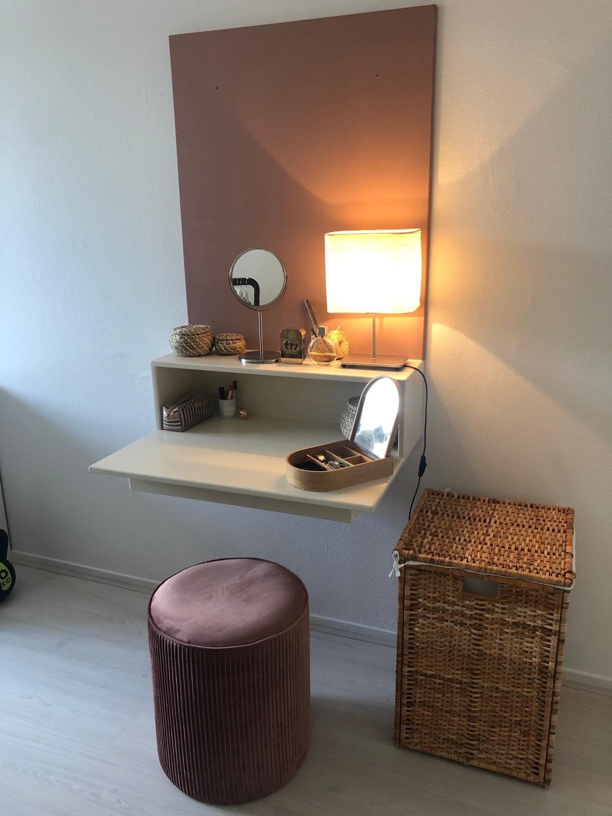Wandkaptafel met roze achterpaneel, Ophalen, 50 tot 100 cm, Zo goed als nieuw, 150 tot 200 cm