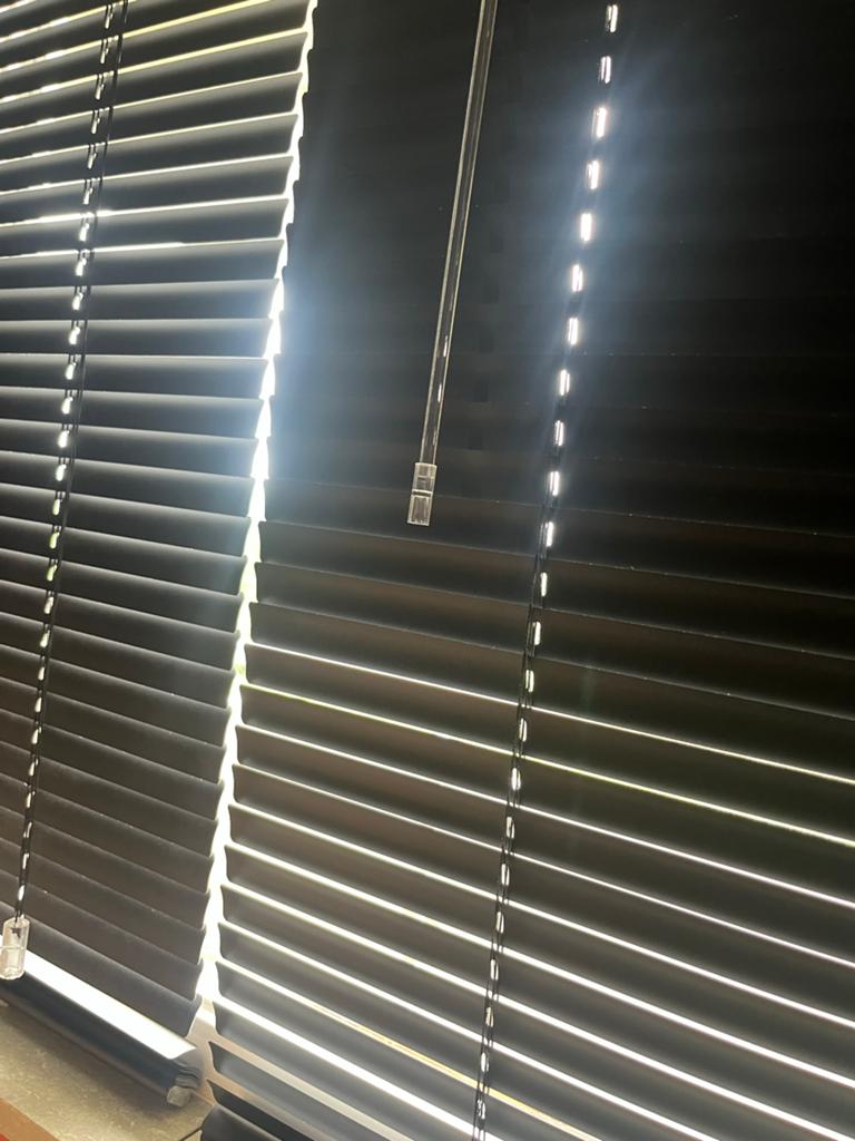 Zwarte aluminium jaloezieën 1.20 breed - 2 stuks, Ophalen, 100 tot 150 cm, Zwart, Zo goed als nieuw
