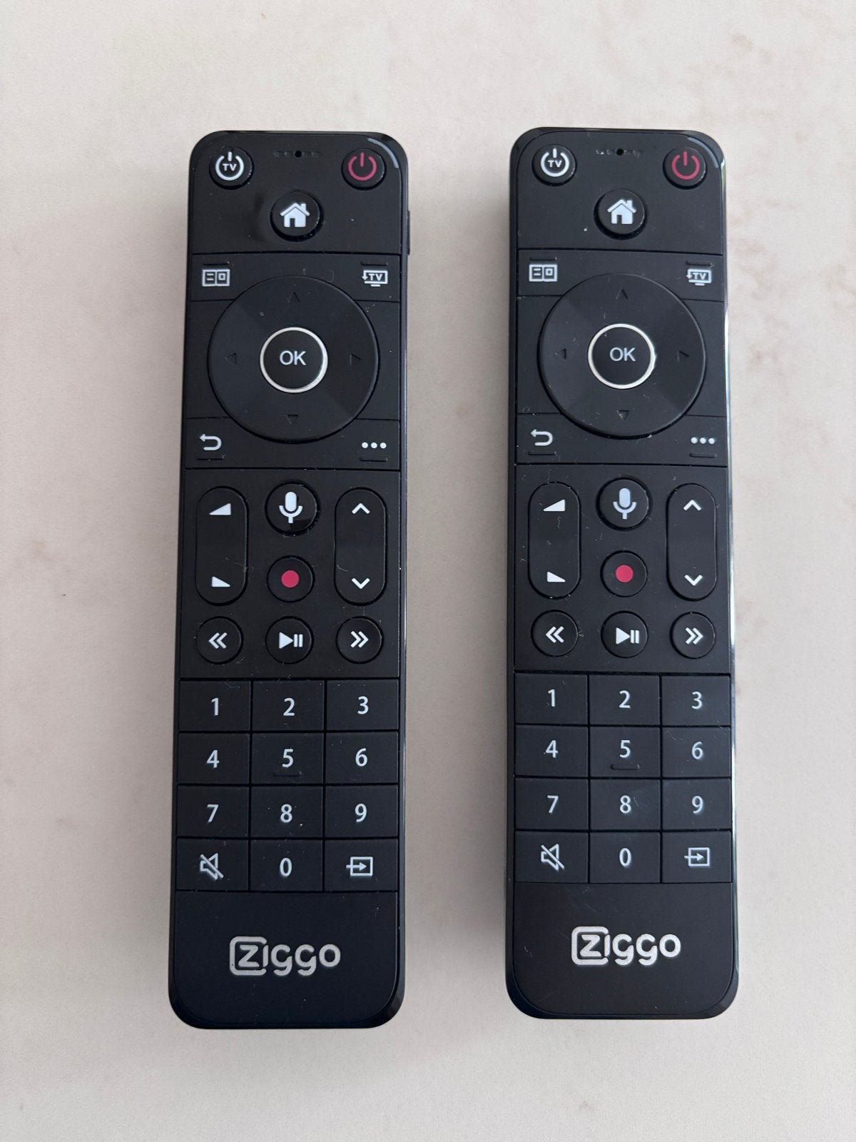 Ziggo Mediabox Next afstandsbediening (2 stuks), Ophalen, Tv, Zo goed als nieuw, Origineel