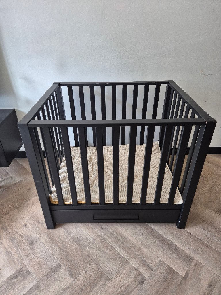 Stevige zwarte box met lade, Kinderen en Baby's, Ophalen, Gebruikt, Vierkant, In hoogte verstelbaar