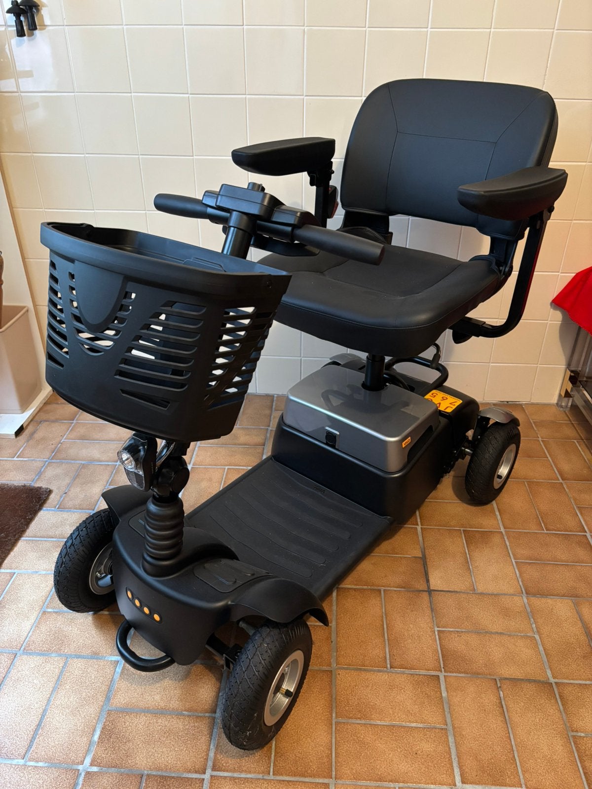 Scootmobiel, 2 keer gebruikt, Ophalen, Life and Mobility, 10 km/u of minder, 16 t/m 25 km